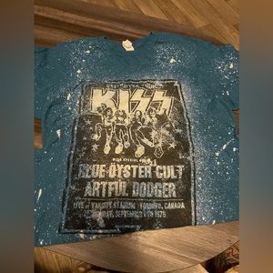 Bleach dyed kiss tee